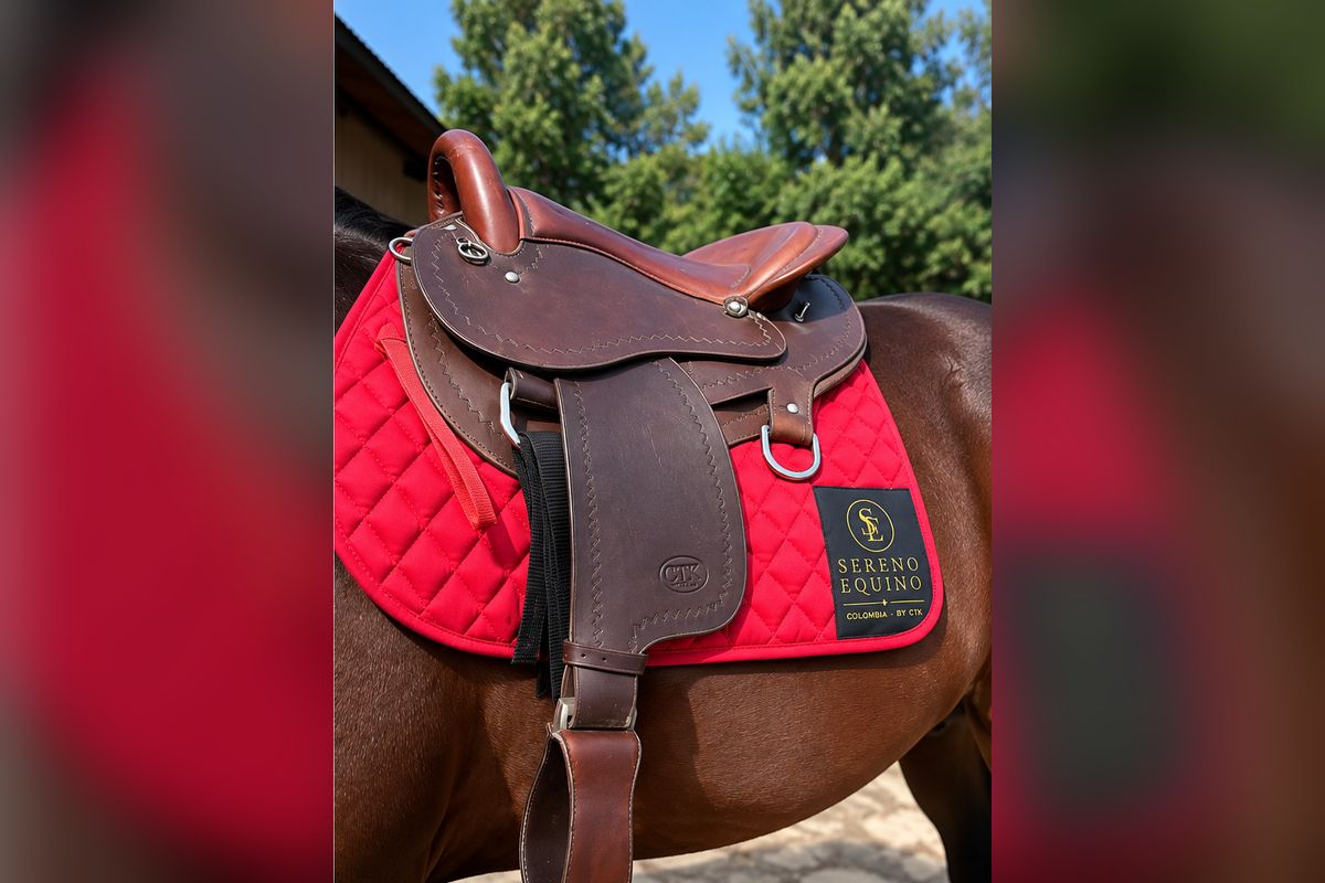 Gualdrapa roja con etiqueta bordada Sereno Equino bajo la montura